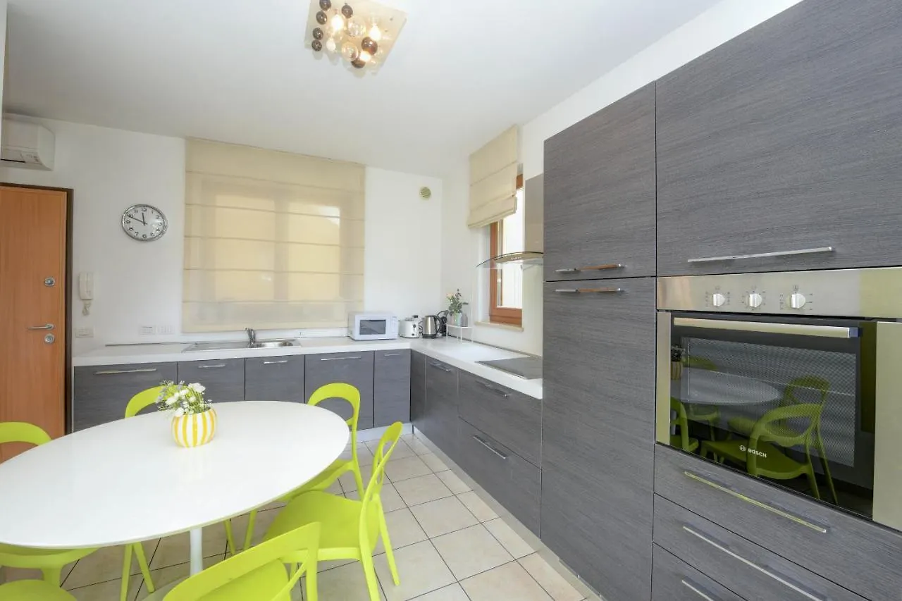 Residence Benacus Apt F4 سيرمِيوني شقة