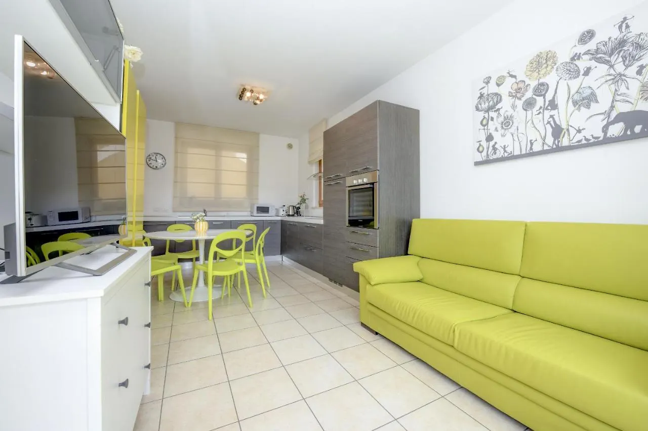 Residence Benacus Apt F4 سيرمِيوني شقة